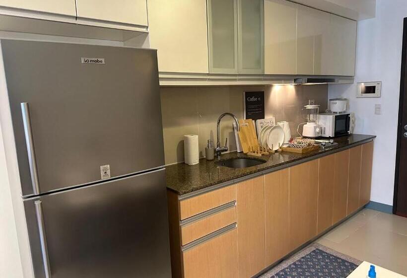 Deluxe Suite In Uptown Bgc With Fountain View