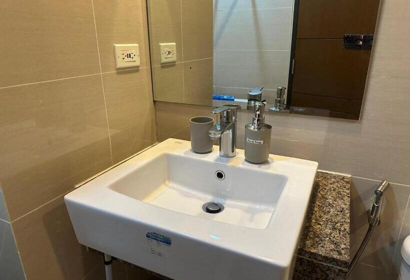 Deluxe Suite In Uptown Bgc With Fountain View