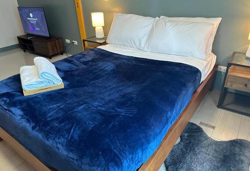 Deluxe Suite In Uptown Bgc With Fountain View