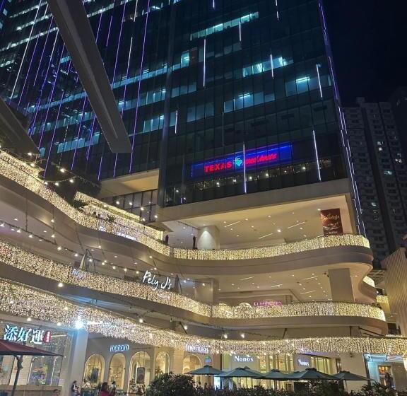 Deluxe Suite In Uptown Bgc With Fountain View