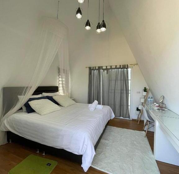 Hotelli สวนเบอร์รีแคมป์ทนายจุฬา Berry Camp Korat