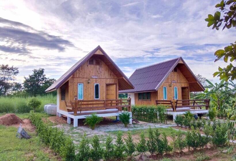 Hotelli สวนเบอร์รีแคมป์ทนายจุฬา Berry Camp Korat