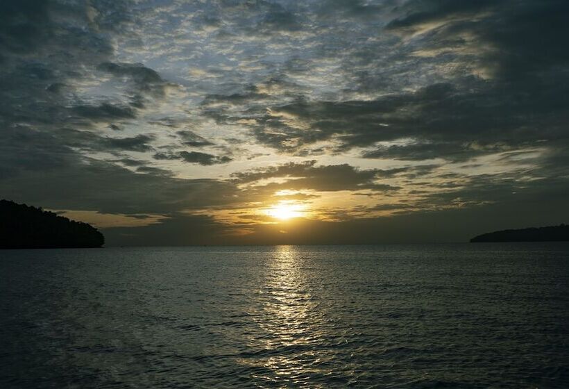 Отель Coral Bay Resort