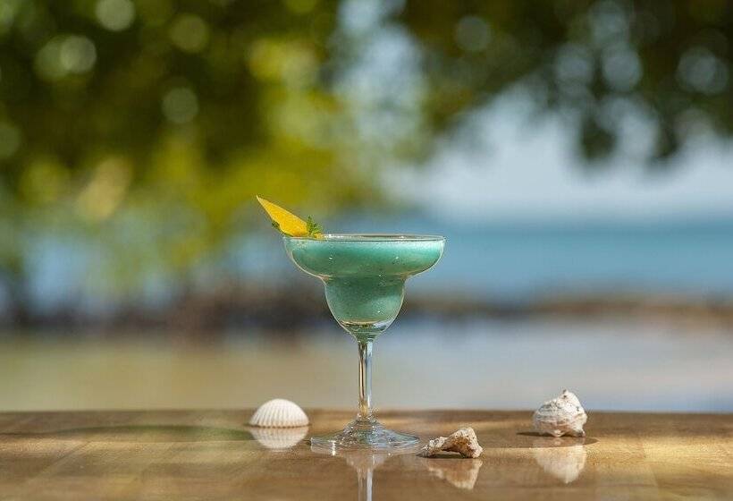 Отель Coral Bay Resort