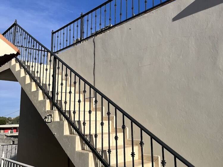 فندق Los Pinos Inn