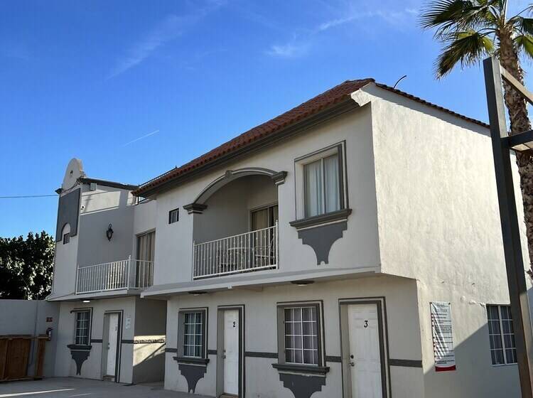 فندق Los Pinos Inn