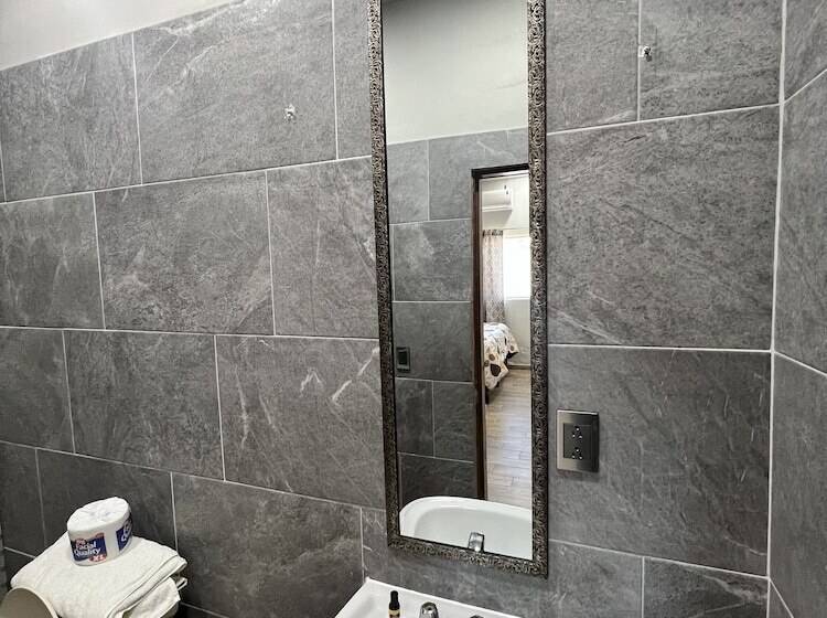 فندق Los Pinos Inn