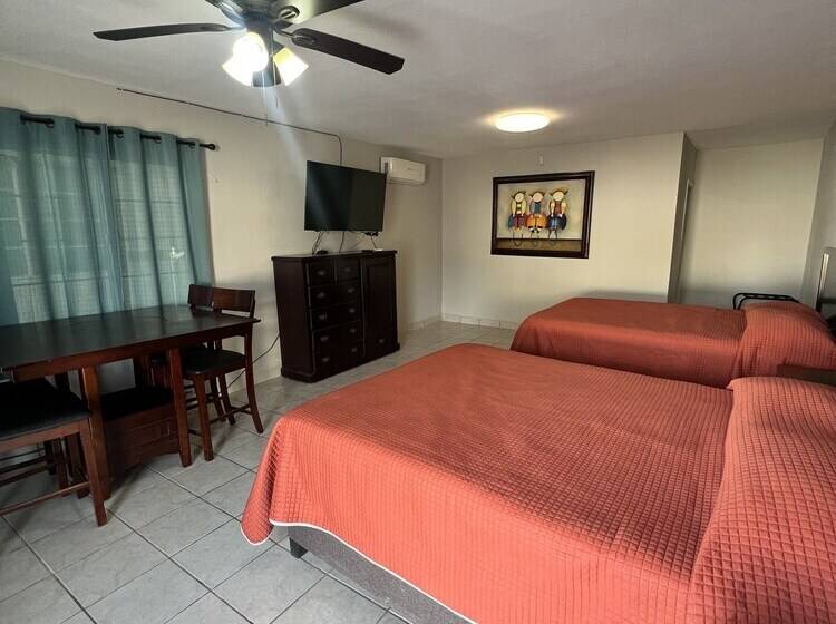 فندق Los Pinos Inn