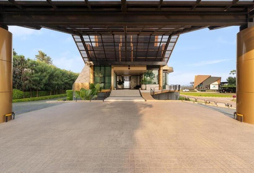 Отель Naka Raj Escape