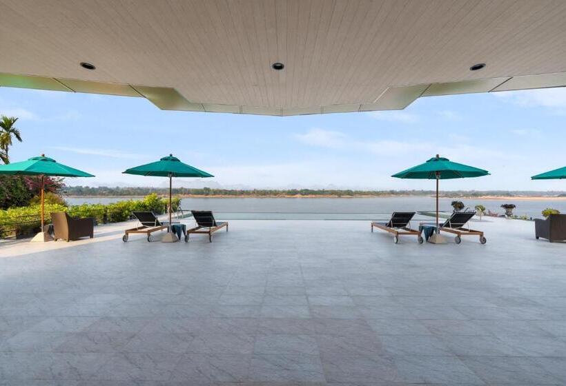 Отель Naka Raj Escape