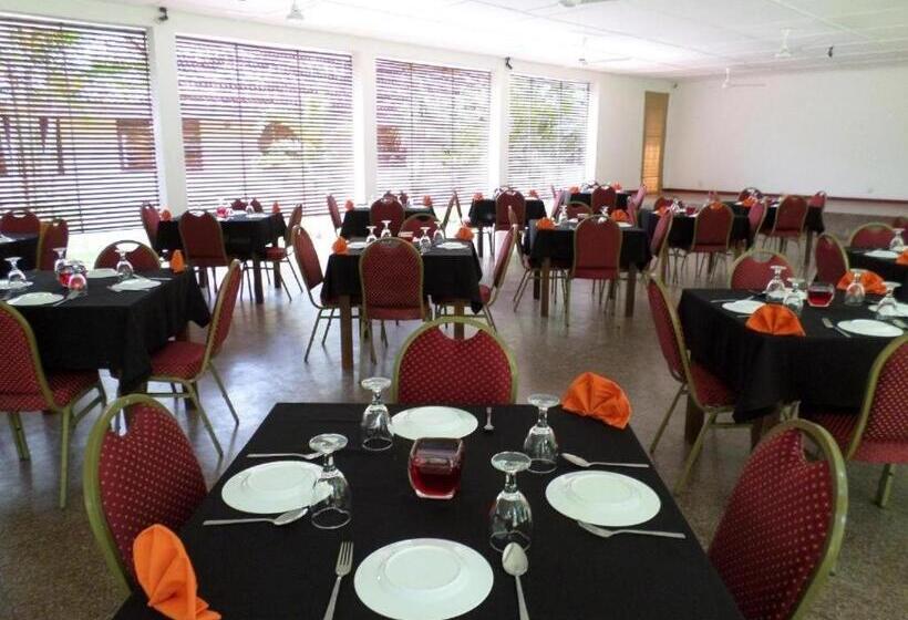 בית מלון כפרי Polonnaruwa Holiday Inn