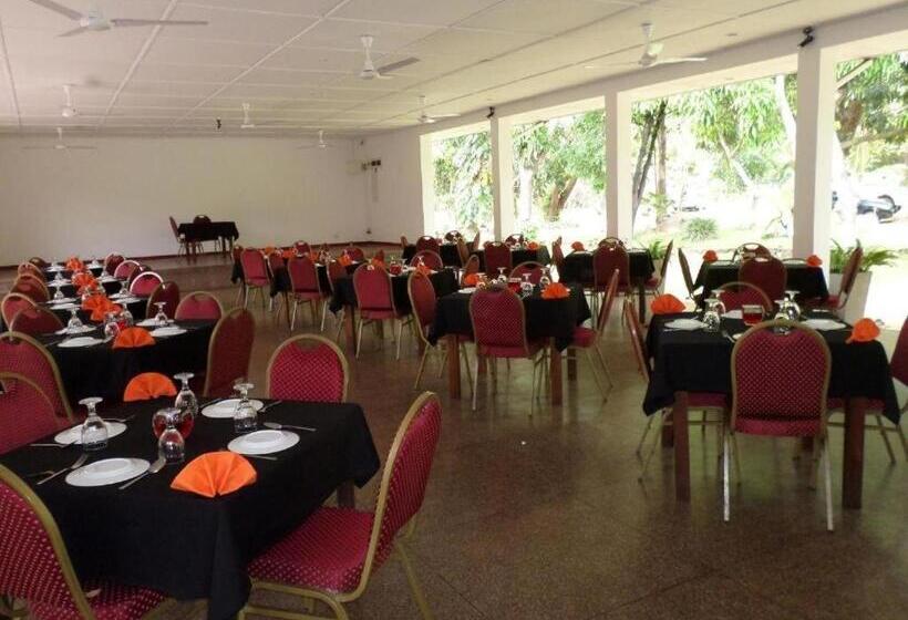 בית מלון כפרי Polonnaruwa Holiday Inn