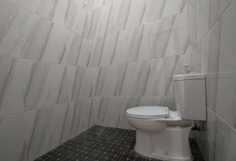 Отель Reddoorz Syariah Near Alun Alun Tegal 2