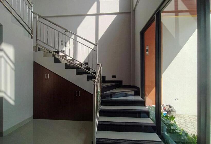 Отель Reddoorz Syariah Near Alun Alun Tegal 2