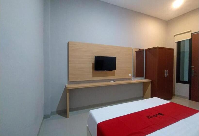 Отель Reddoorz Syariah Near Alun Alun Tegal 2