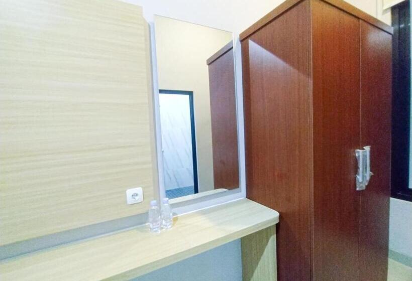 Отель Reddoorz Syariah Near Alun Alun Tegal 2