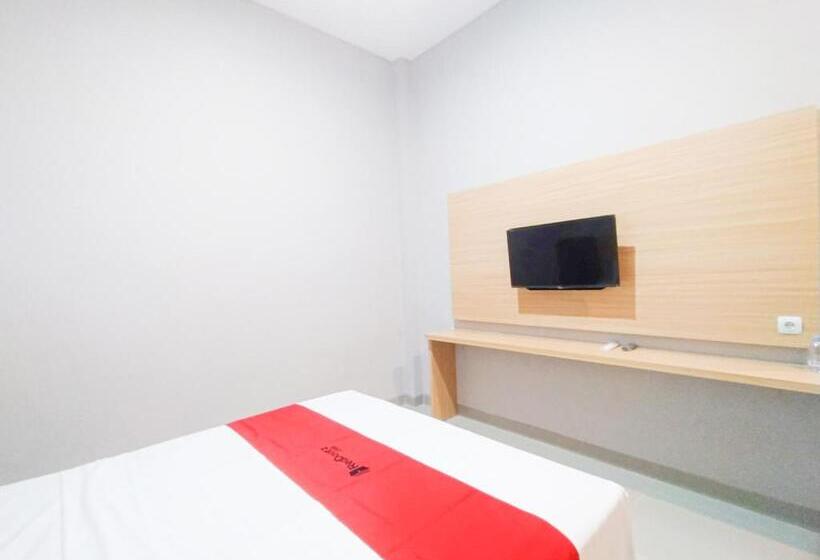 Отель Reddoorz Syariah Near Alun Alun Tegal 2