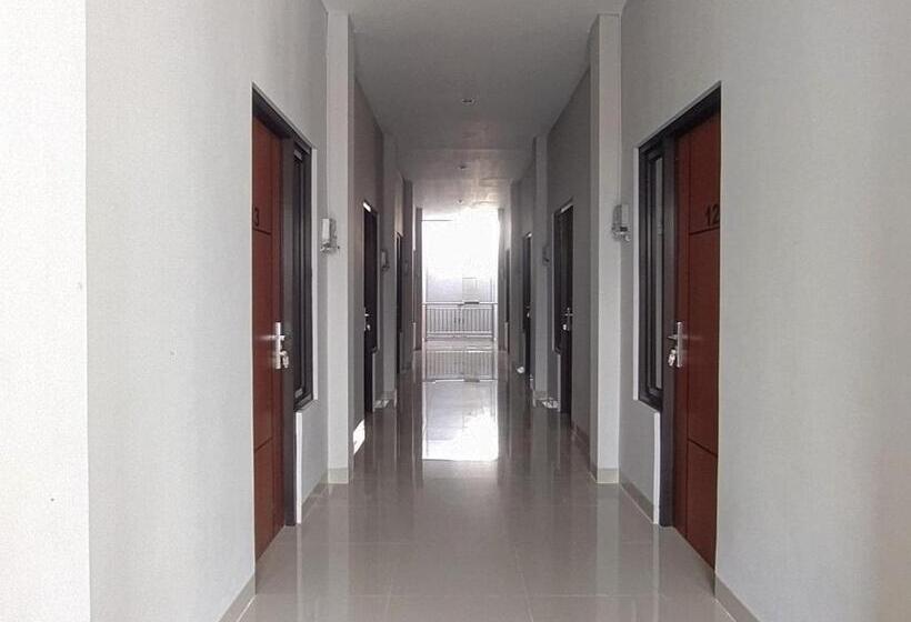 Отель Reddoorz Syariah Near Alun Alun Tegal 2