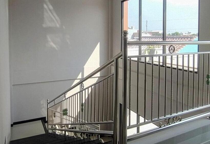 Отель Reddoorz Syariah Near Alun Alun Tegal 2