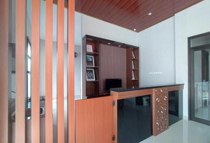 Отель Reddoorz Syariah Near Alun Alun Tegal 2