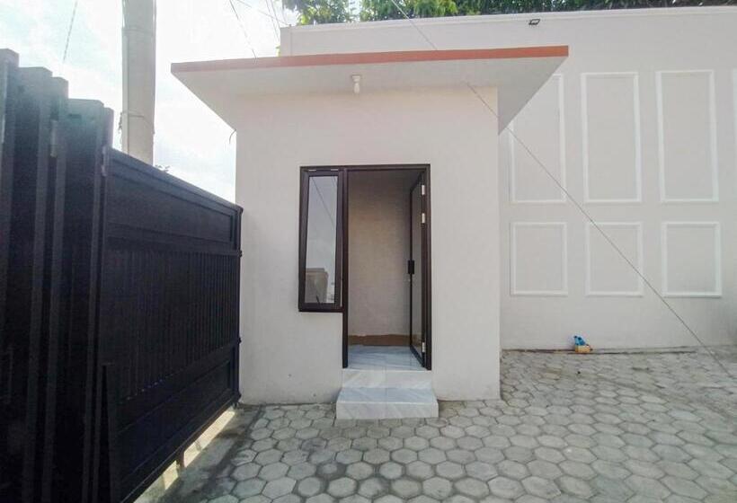 Отель Reddoorz Syariah Near Alun Alun Tegal 2