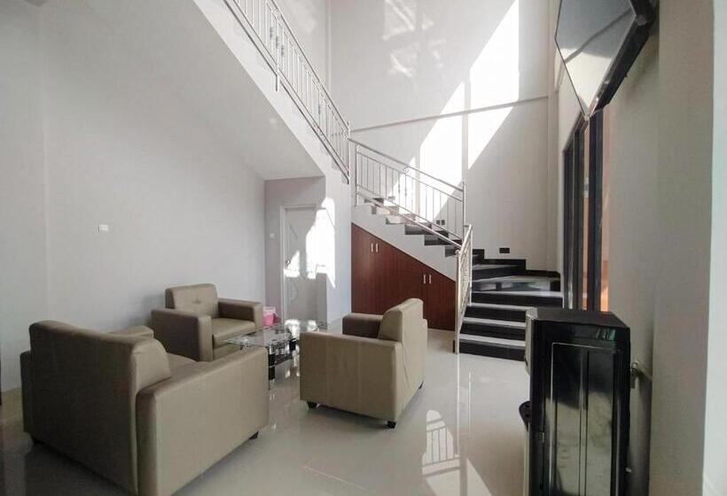 Отель Reddoorz Syariah Near Alun Alun Tegal 2