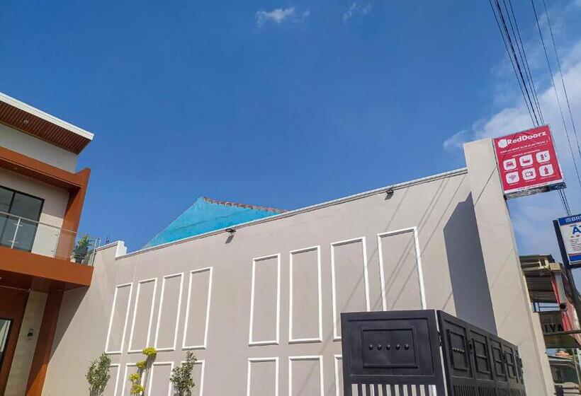 Отель Reddoorz Syariah Near Alun Alun Tegal 2