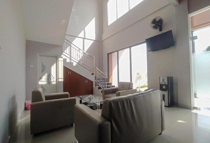 Отель Reddoorz Syariah Near Alun Alun Tegal 2