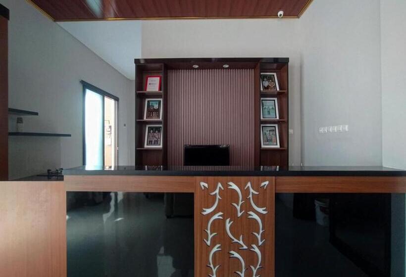 Отель Reddoorz Syariah Near Alun Alun Tegal 2