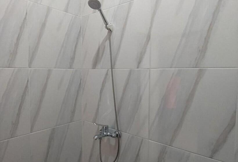 Отель Reddoorz Syariah Near Alun Alun Tegal 2