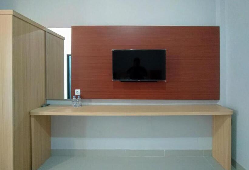 Отель Reddoorz Syariah Near Alun Alun Tegal 2