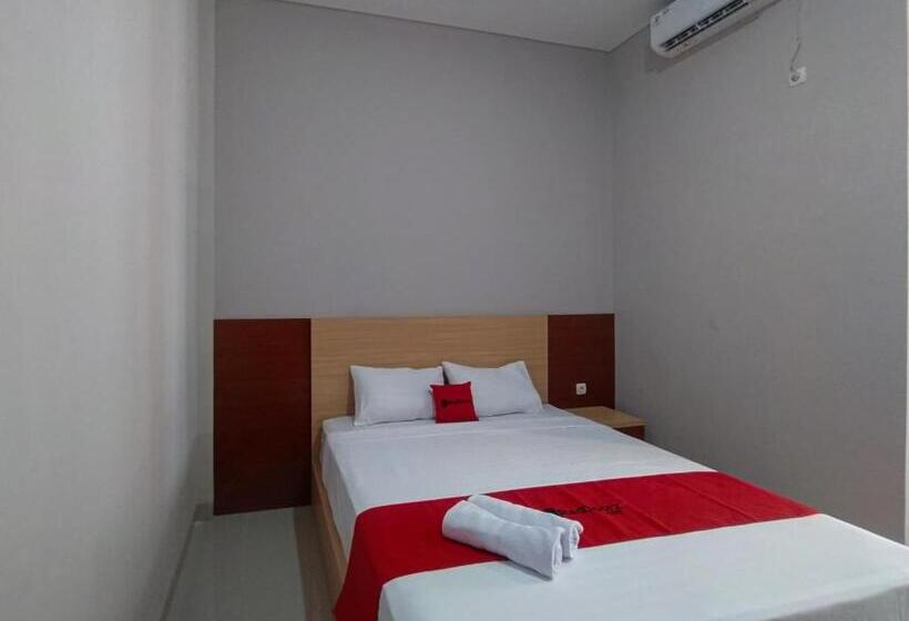 Отель Reddoorz Syariah Near Alun Alun Tegal 2