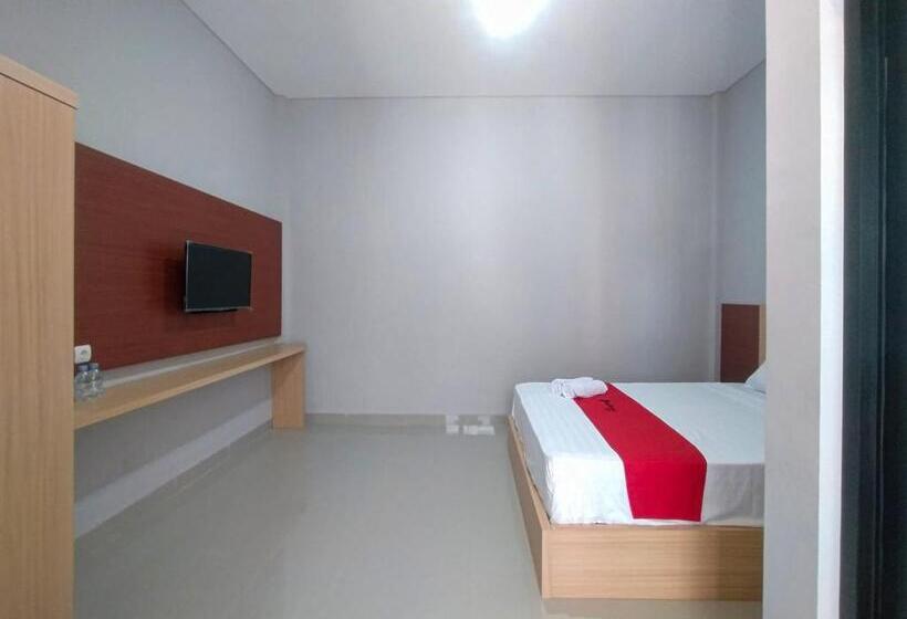 Отель Reddoorz Syariah Near Alun Alun Tegal 2