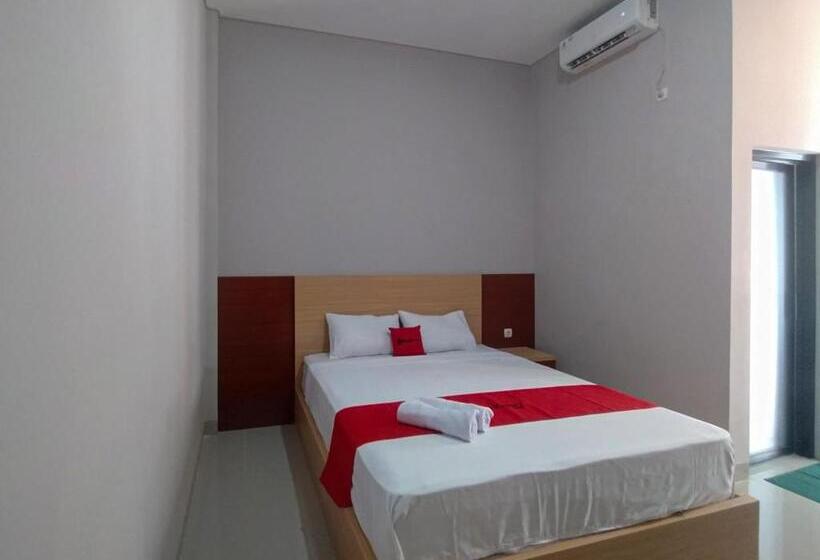 Отель Reddoorz Syariah Near Alun Alun Tegal 2