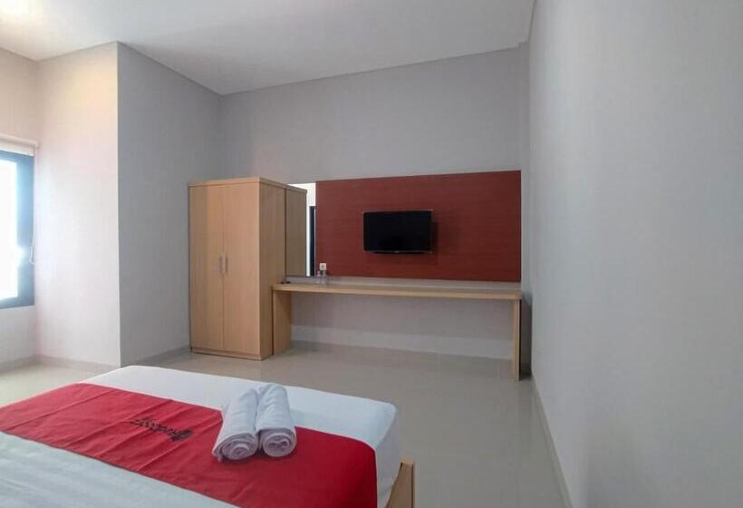 Отель Reddoorz Syariah Near Alun Alun Tegal 2