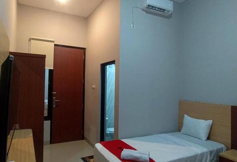 Отель Reddoorz Syariah Near Alun Alun Tegal 2