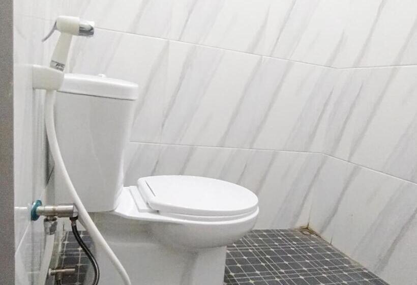 Отель Reddoorz Syariah Near Alun Alun Tegal 2