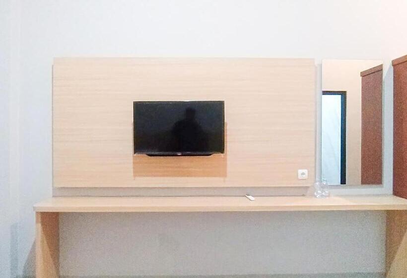 Отель Reddoorz Syariah Near Alun Alun Tegal 2