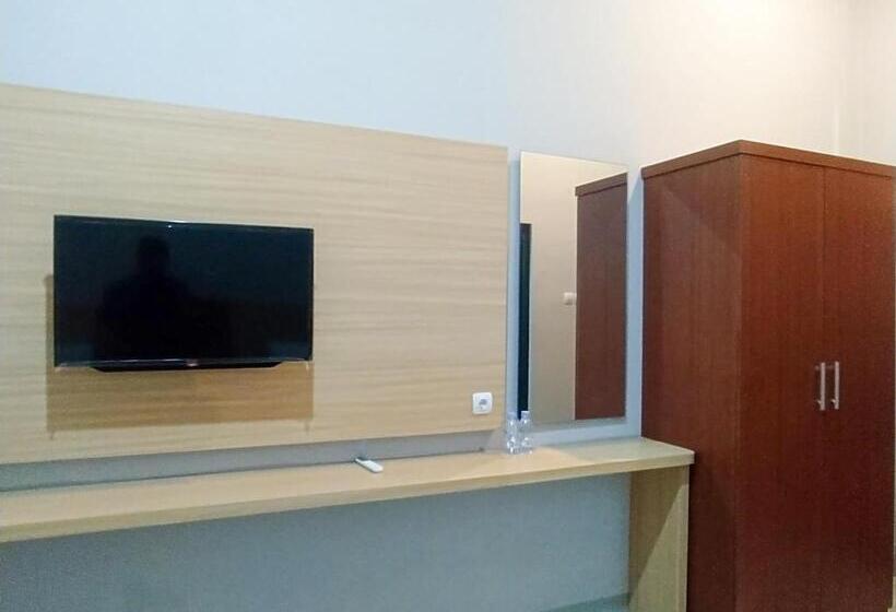 Отель Reddoorz Syariah Near Alun Alun Tegal 2