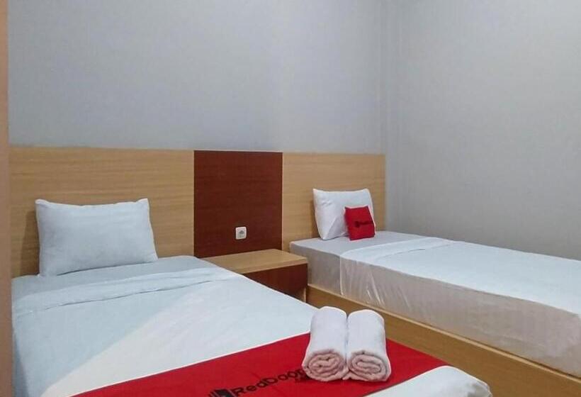Отель Reddoorz Syariah Near Alun Alun Tegal 2