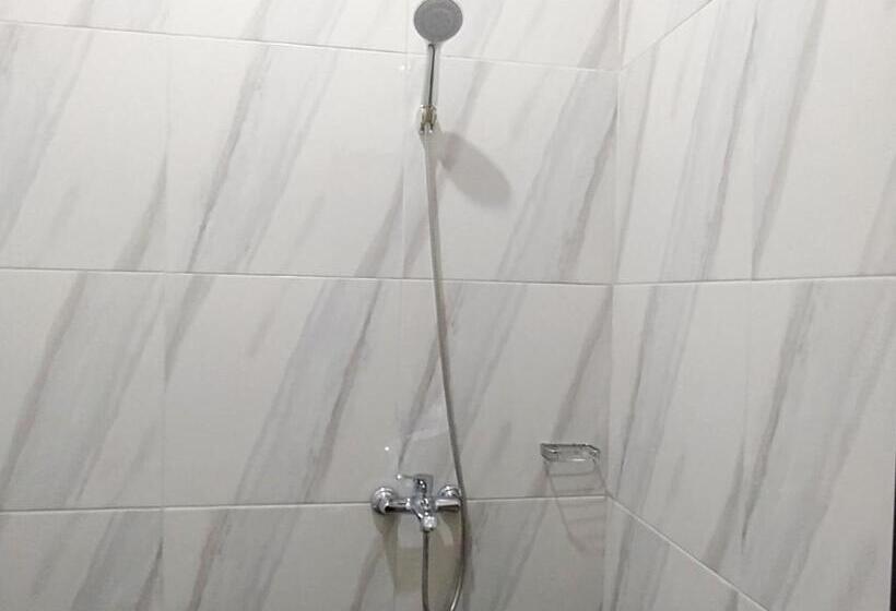 Отель Reddoorz Syariah Near Alun Alun Tegal 2