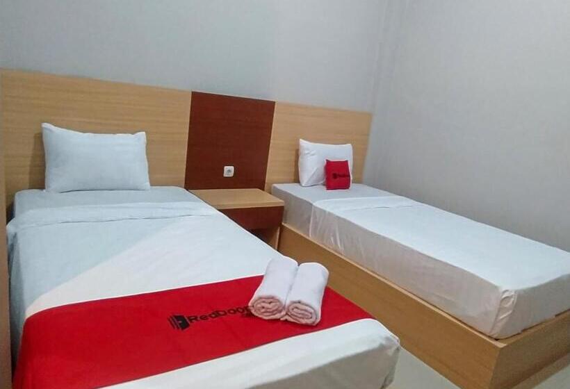 Отель Reddoorz Syariah Near Alun Alun Tegal 2