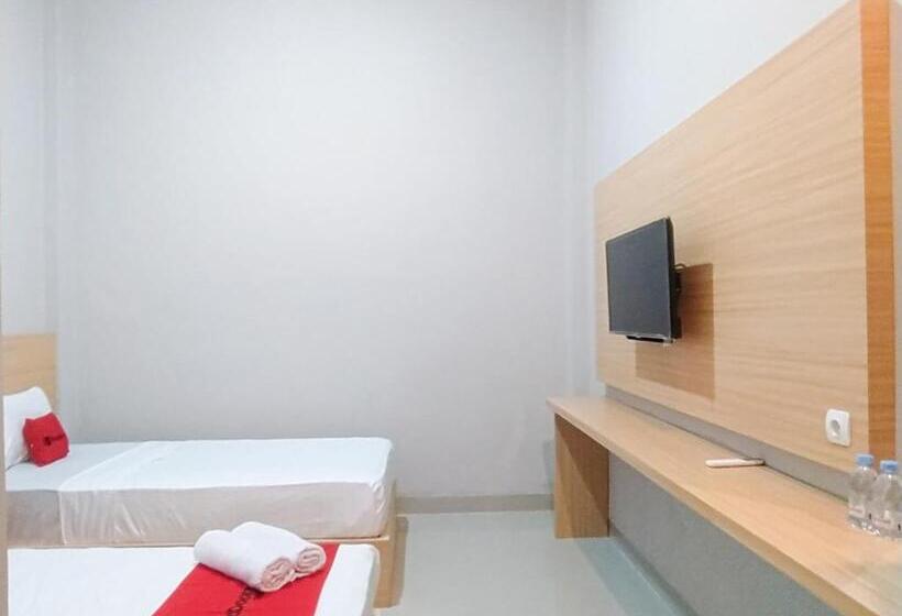 Отель Reddoorz Syariah Near Alun Alun Tegal 2
