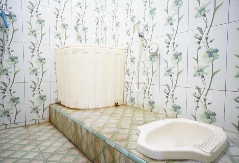 Отель Spot On 93423 Kost Berkah