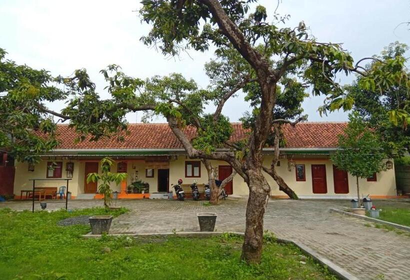 ホテル Spot On 93452 Wulan Homestay 2 Syariah