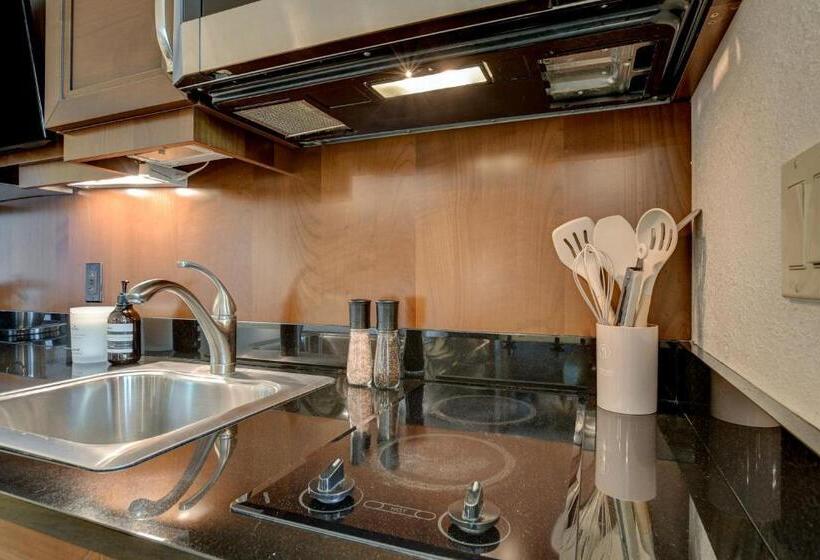 Jewel Suite W/balcony Mgm Signature  23rd Floor Strip View