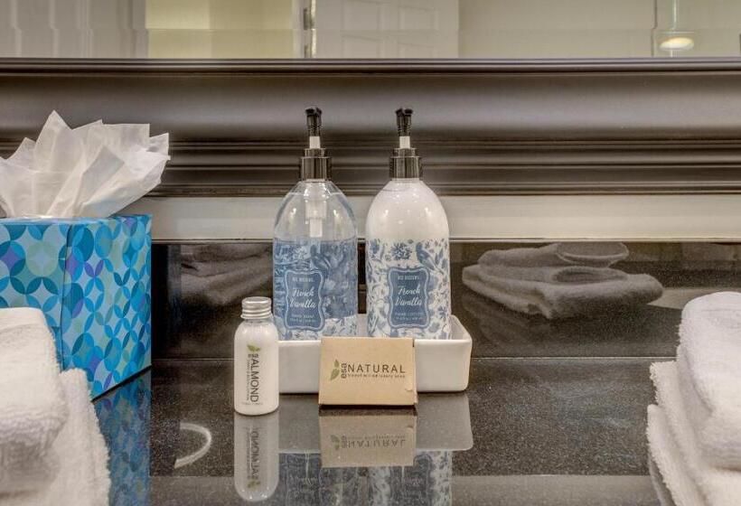 Jewel Suite W/balcony Mgm Signature  23rd Floor Strip View