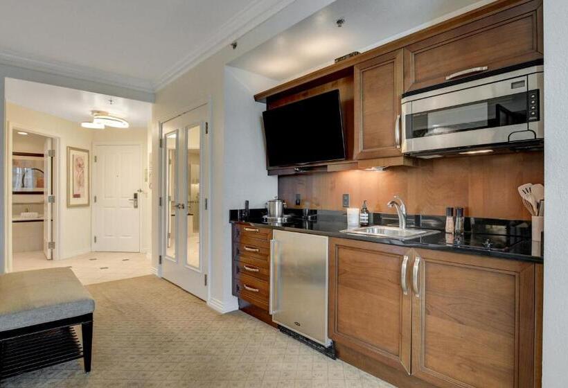 Jewel Suite W/balcony Mgm Signature  23rd Floor Strip View