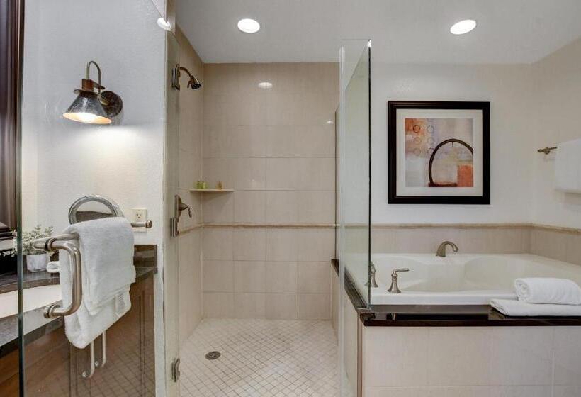 Jewel Suite W/balcony Mgm Signature  23rd Floor Strip View