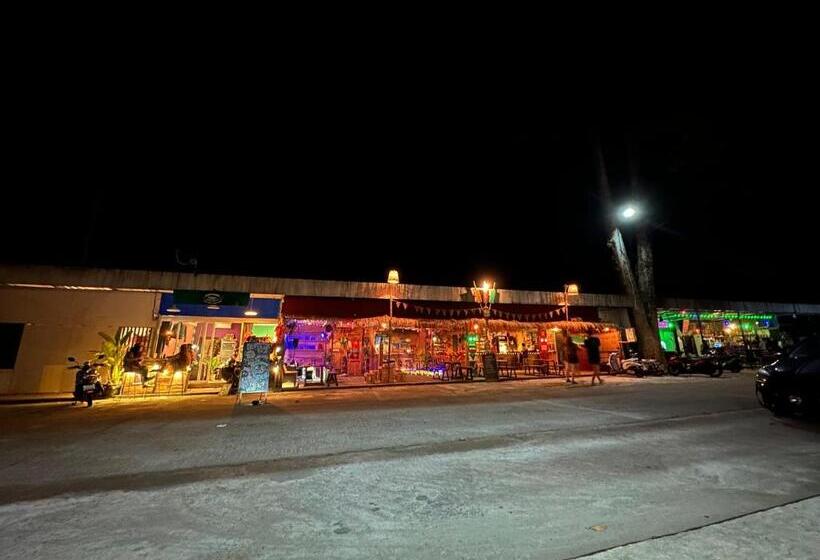 Lonely Beach Complex Titanic Hotel In Beach Shopping Street Markets ในศูนการค้าติดทะเล